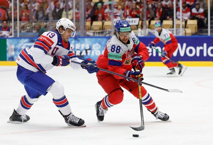 David Pastrňák a Cutter Gauthier v zápase MS 2025 Česko - USA