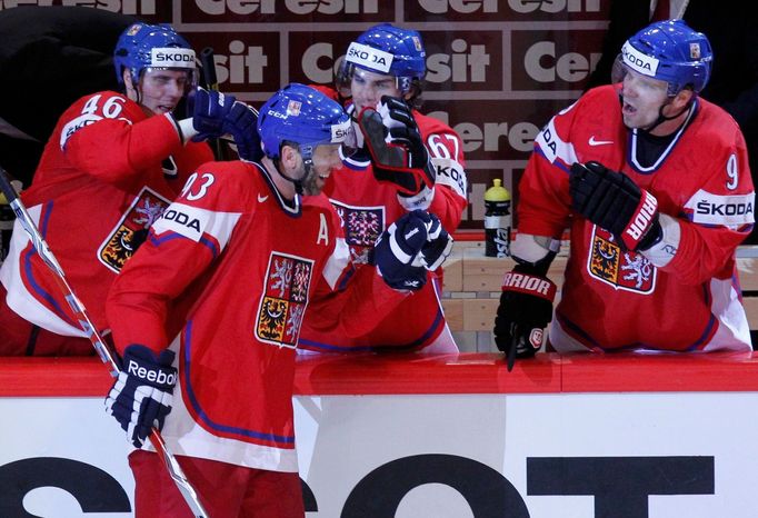 Petr Nedvěd přijímá gratulace po gólu v utkání Česko - Lotyšsko.