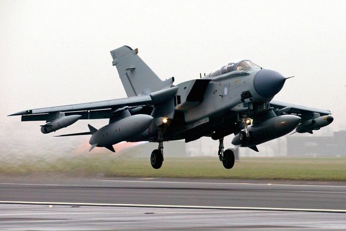 Bojový letoun Tornado GR4 britského Královského letectva na základně Marham.