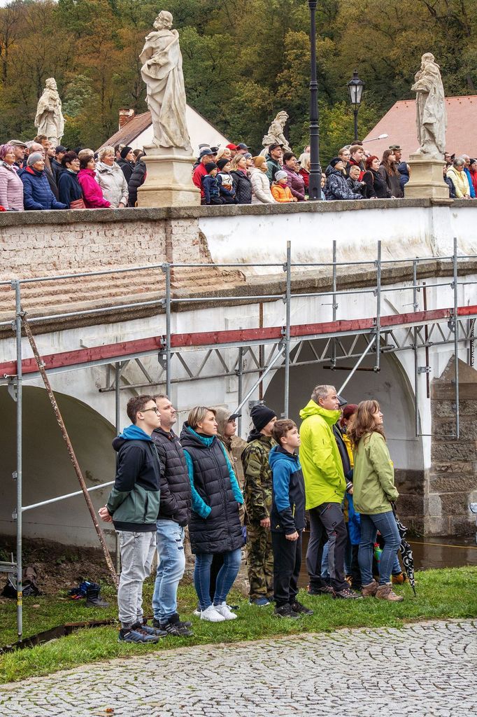 Roman Franc fotí skupinový portrét, Náměšť nad Oslavou, 5. října 2024