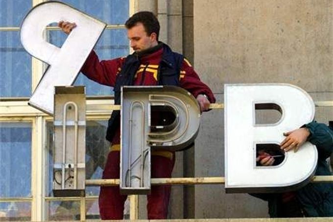 Demontáž poutače zkrachovalé banky IPB.