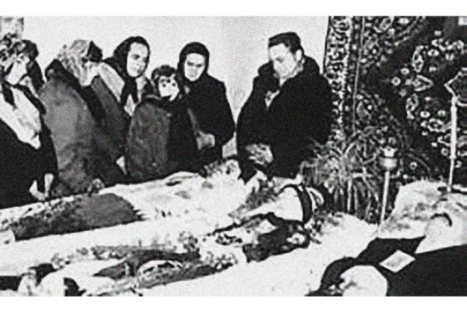 Pohřeb sedmi obětí, včetně rodiny Pilatových, zavražděných sériovým vrahem Anatolijem Onoprijenkem 17. ledna 1996 ve vesnici Bratkovyči.