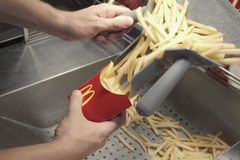 VIDEO McDonald's přiznal, jak opravdu vyrábí hranolky