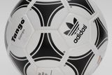 Fotbalové Euro 1988 se v Německu hrálo s míčem Adidas Tango Europa. Turnaj s ním na nohách ovládli Nizozemci.