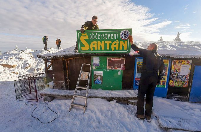 Zaniklý kiosek Šantán na Lysé hoře v Beskydech v zimním období. Snímek z roku 2015.