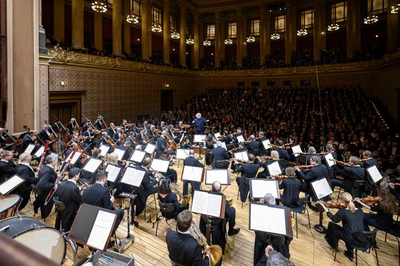 Sir Simon Rattle se od příští sezony stane hlavním hostujícím dirigentem České filharmonie. Smlouvu podepsal na pět let.