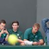 Pomocníci čekají při přerušení utkání Floriana Mayera a Richarda Gasueta v osmifinále Wimbledonu 2012.