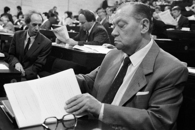 Jako poslanec v budově Federálního shromáždění v porevolučních letech zasedal i známý český herec Rudolf Hrušínský. Fotografie z července roku 1990.