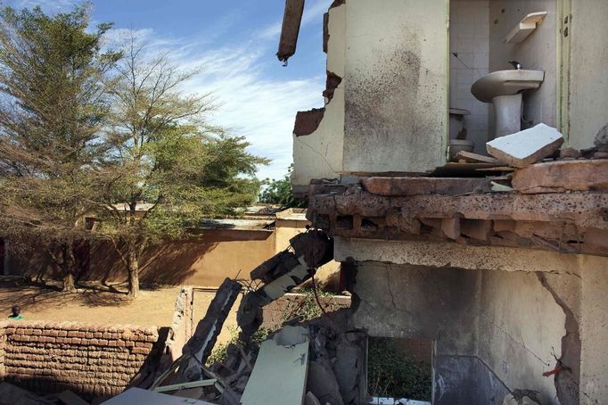 ¨The remains of a hotel hit by French air strikes are seen in Douentza January 29, 2013. The hotel was used as a base for Islamists and was hit by French air strikes over a week ago. REUTERS/Joe Penney (MALI - Tags: CIVIL UNREST POLITICS CONFLICT) Published: Led. 29, 2013, 2:08 odp.