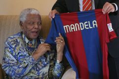 Mandela oslavil narozeniny. Přijel mu začutat i Pelé