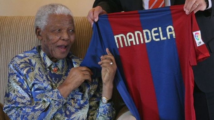 Nelson Mandela před nedávnem obdržel dres svého oblíbeného týmu FC Barcelona