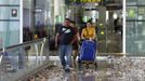 Passengers walk during a protest by the cleaning staff at Barcelona's airport May 29, 2012. Cleaning staff working for a company which has a contract with the airport demonstrated against pay and benefits cuts made by their employer. REUTERS/Albert Gea (SPAIN - Tags: CIVIL UNREST BUSINESS TRANSPORT) Published: Kvě. 29, 2012, 5:12 odp.