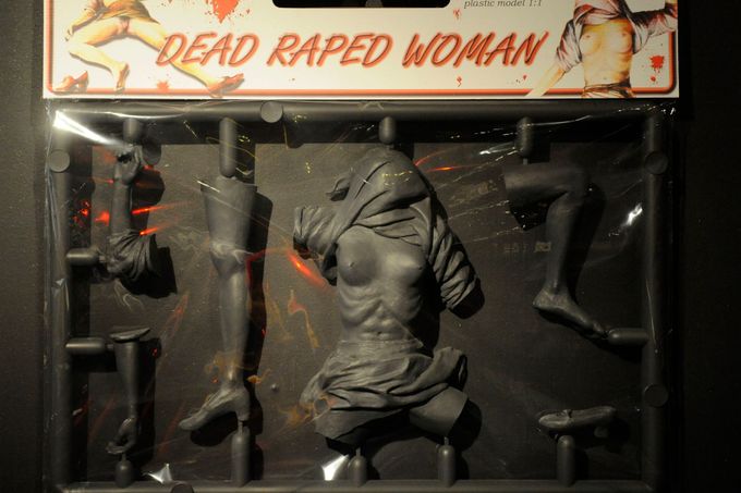 Dílo Davida Černého Mrtvá a znásilněná žena na výstavě Decadence Now!.