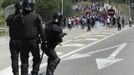 Spanish Civil Guard officers in full riot gear shoot rubber bullets during clashes with coal miners protesting against government spending cuts in the mining sector in the northern Spanish village of Campomanes May 30, 2012. REUTERS/Eloy Alonso (SPAIN - Tags: CIVIL UNREST BUSINESS EMPLOYMENT) Published: Kvě. 30, 2012, 1:40 odp.