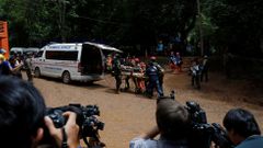 Thajští záchranáři pátrali po pohřešovaných chlapcích a jejich trenérovi devět dní