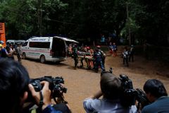 Česko posílá do Thajska dva hasiče kvůli záchraně dětí z jeskyně