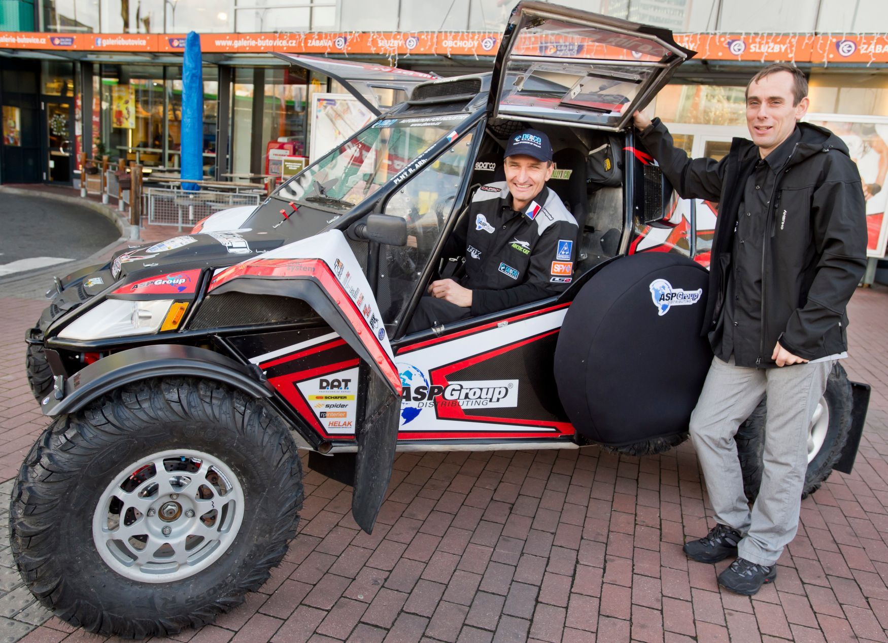 Dušan Randýsek (vlevo) a Rostislav Plný, kteří se s buggy Arctic cat zúčastní Rallye Dakar 2016