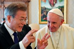 Kim Čong-un zve papeže do KLDR. Pozvánku předal jihokorejský prezident