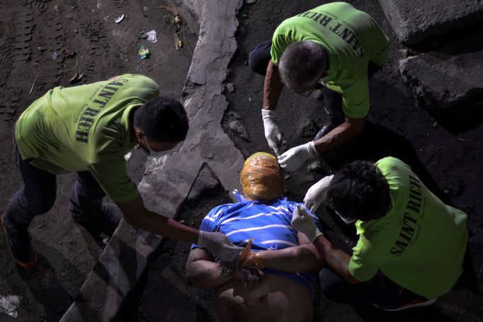 Fotografie zachycují protidrogové tažení, které vede filipínský prezident Rodrigo Duterte.