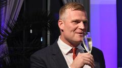 Filip Turek slaví výsledek voleb do Evropského parlamentu 2024