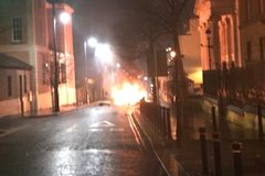 Před soudem v Londonderry vybuchlo auto, policie zadržela čtyři podezřelé