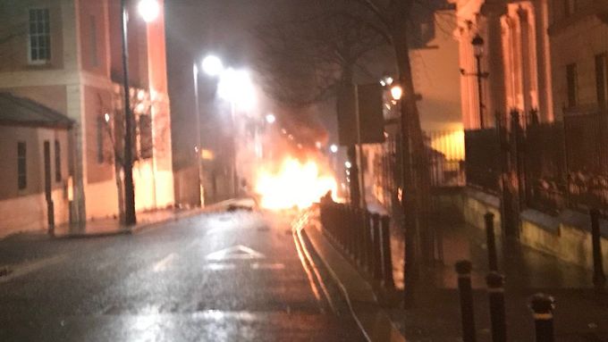 Výbuch vozu před soudem v severoirském Londonderry