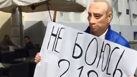 Muž v Putinově masce utekl. Chtěl jsem soud, ale dočkal bych se jen blázince nebo vězení, říká
