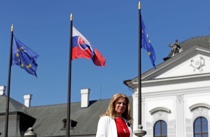 Čaputová u Prezidentského paláce