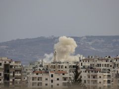 Syrská armáda pravidelně bombarduje povstalecké bašty