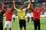 Utkání skončilo, Češi se kvalifikovali na Euro 2008. Hráči děkují fanouškům v ochozech.