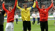 Utkání skončilo, Češi se kvalifikovali na Euro 2008. Hráči děkují fanouškům v ochozech.