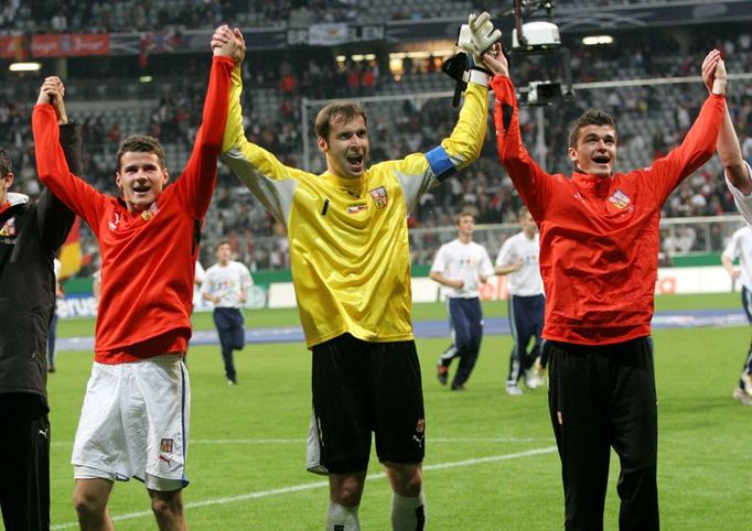 Utkání skončilo, Češi se kvalifikovali na Euro 2008. Hráči děkují fanouškům v ochozech.