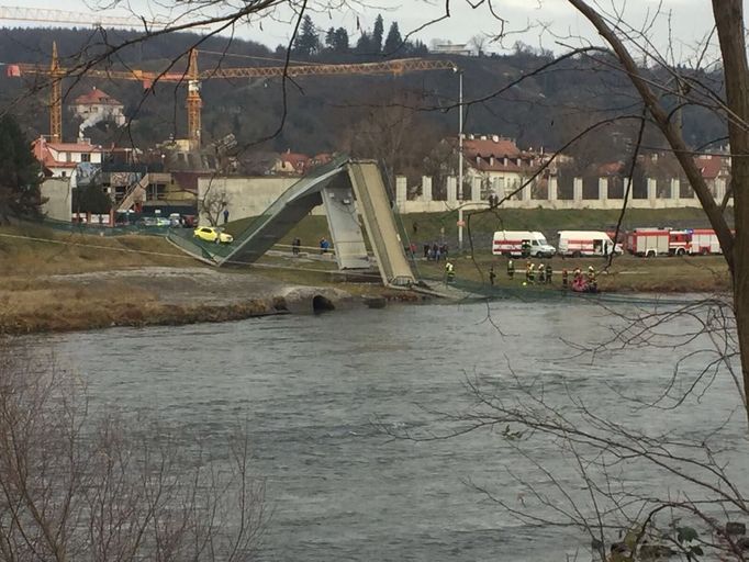 Pěší lávka u Trojského zámku se zřítila do Vltavy