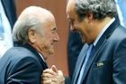 Blatter: Platini rozplakal výhrůžkami o vězení mého bratra