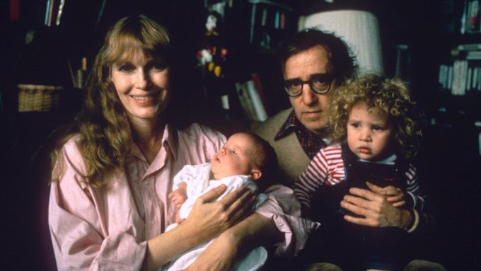 Mia Farrowová a Woody Allen s dětmi.