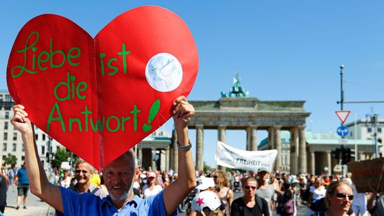 "Roušky dolů, nosíme náhubky!" V Berlíně se protestovalo proti vládním nařízením