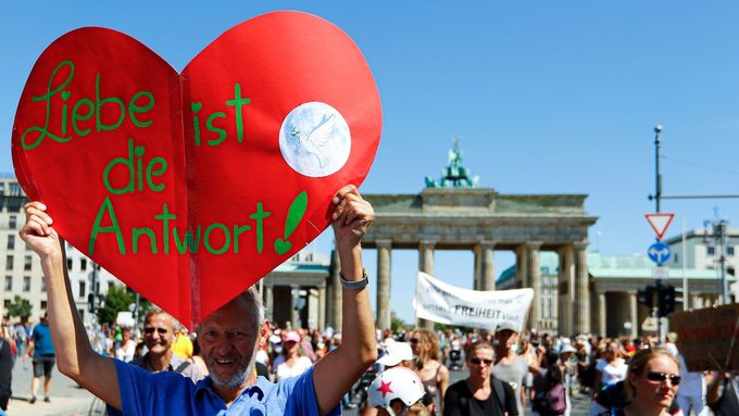 "Roušky dolů, nosíme náhubky!" V Berlíně se protestovalo proti vládním nařízením