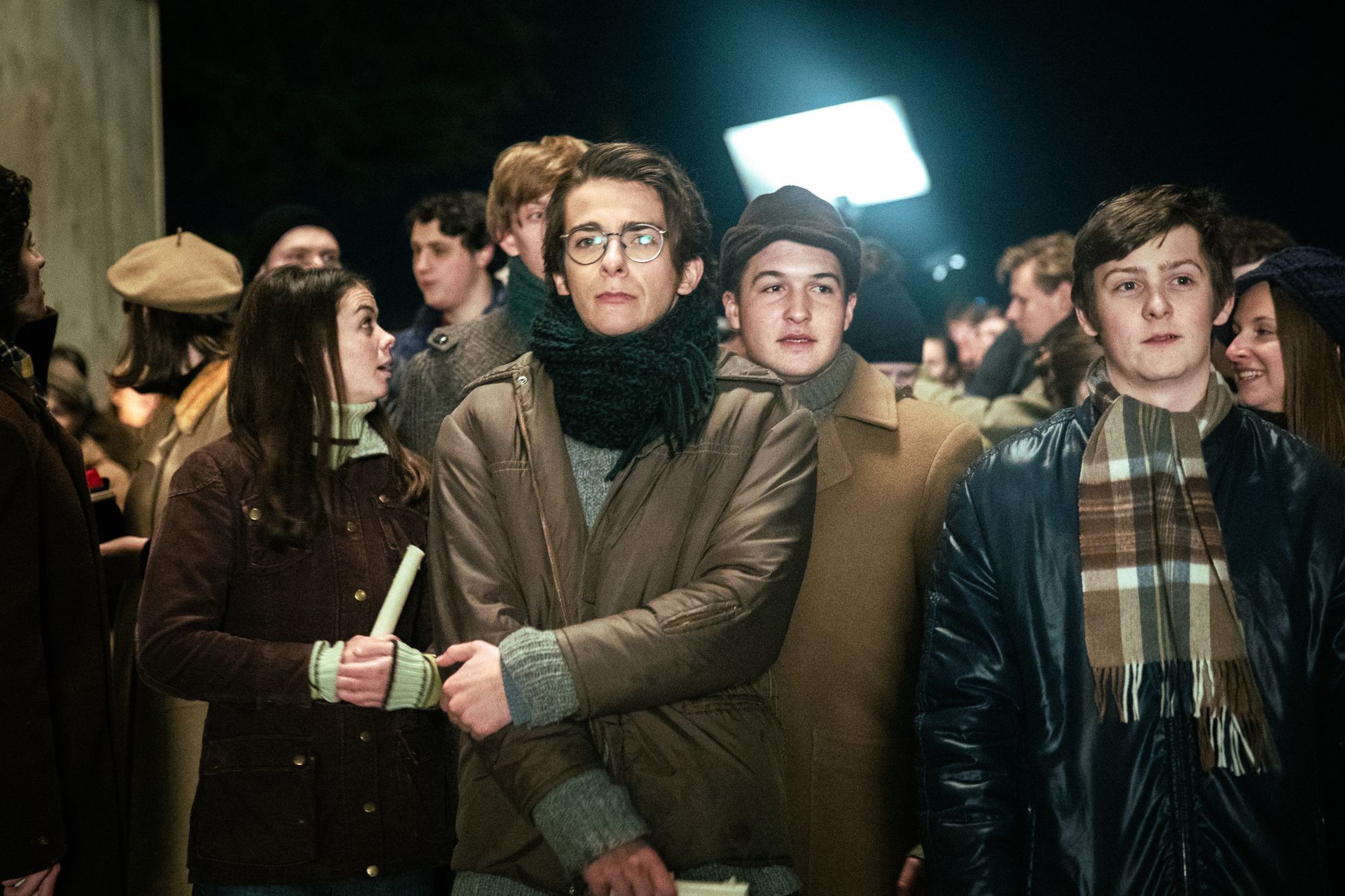 Natáčení filmu Vlny režiséra Jiřího Mádla, poslední natáčecí den, davová scéna, Nerudova ulice v Praze