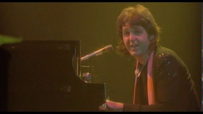Paul McCartney s kapelou Wings hraje Live And Let Die, píseň ke stejnojmenné bondovce.