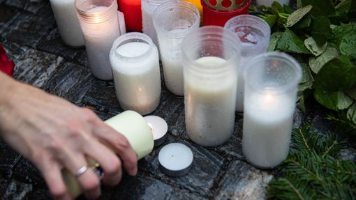 Pietní místo u Karolina 22. prosince, kam lidé po střelbě na Filosofické fakultě nosí květiny a svíčky.