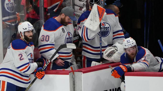 Zklamaní hokejisté Edmontonu po prohře v sedmém finále Stanley Cupu 2024. Zleva Evan Bouchard, Calvin Pickard, Stuart Skinner a Connor McDavid.