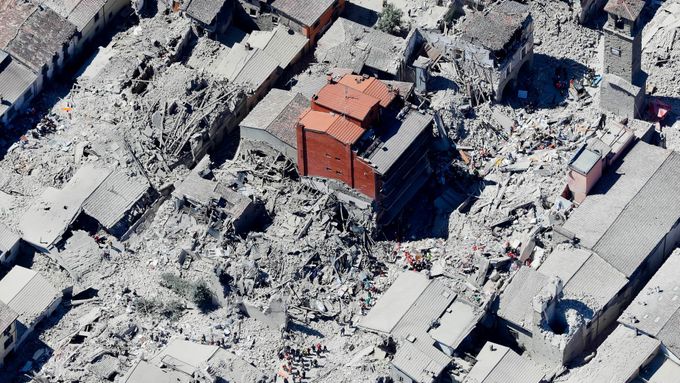 Italští hasiči zveřejnili záběry z dronu na městečka Amatrice a Pescara del Tronto, která ve středu zničilo silné zemětřesení.