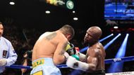 Maidana ale potvrdil, že je to rváč a neustále se vpřed tlačící bojovník. Na rozdíl od předchozích protivníků Mayweathera nezůstalo jen u předzápasových slibů, když mluvil o tom, že bude na neporaženou legendu tlačit.