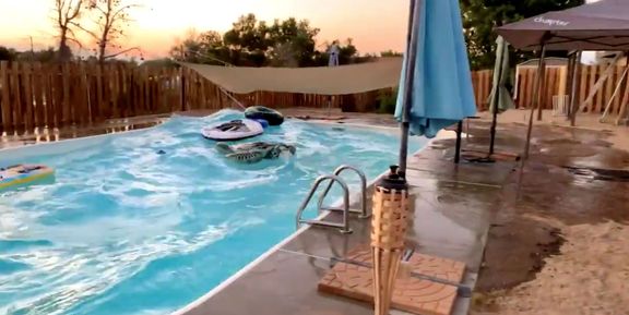 Takto se v kalifornském městě Ridgecrest po zemětřesení vylévala voda z bazénu.