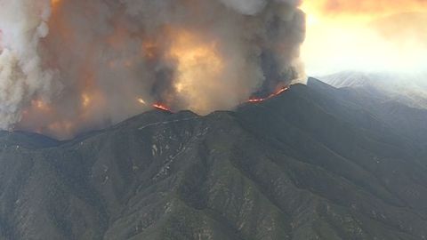 V Kalifornii řádí nejhorší požáry v její historii. Živel spaluje domy a zabíjí