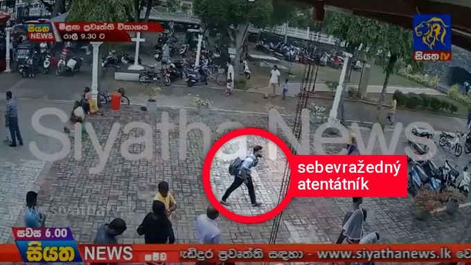 Kamera zachytila, jak útočník vstupuje do kostela