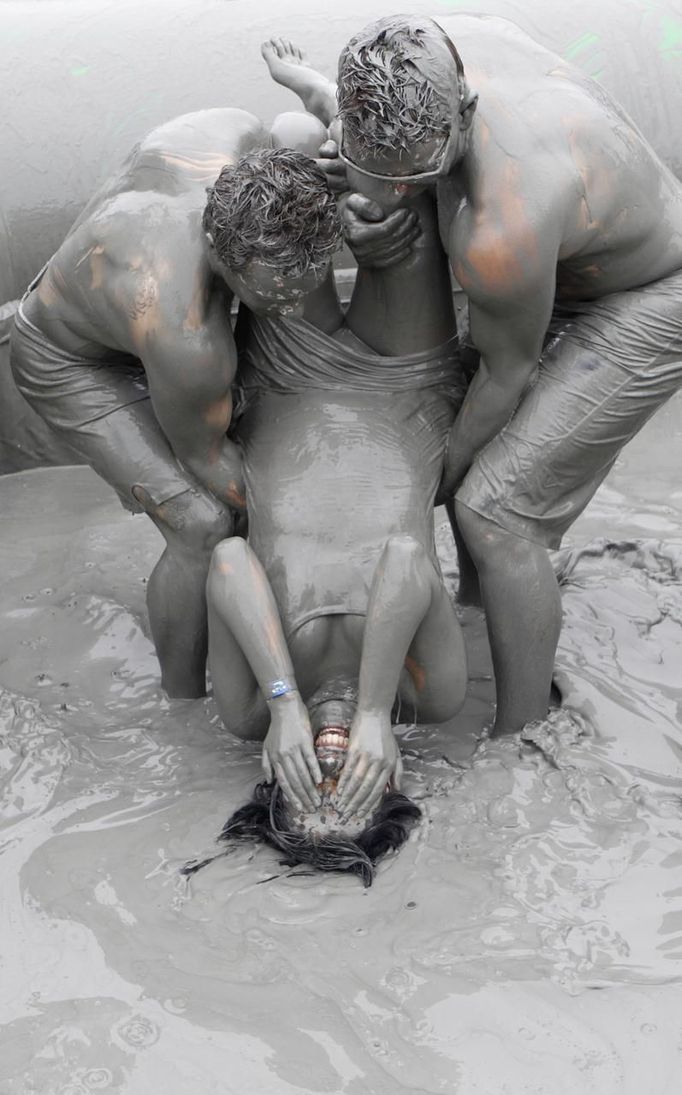 People play in the mud during the Boryeong Mud Festival at Daecheon beach in Boryeong, about 190 km (118 miles) southwest of Seoul, July 15, 2012. About 2 to 3 million domestic and international tourists visit the beach during the annual mud festival, according to the festival organisers. REUTERS/Lee Jae-Won (SOUTH KOREA - Tags: SOCIETY TRAVEL) Published: Čec. 15, 2012, 6:55 dop.