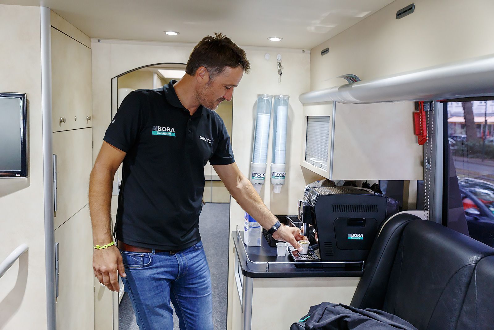 Pohledy do zákulisí Tour de France: týmový autobus stáje Bora