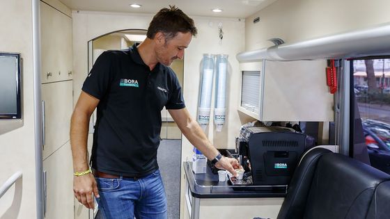 Foto: v týmovém autobuse cyklistické stáje Bora najdete kávovar, pohovku i sprchový kout