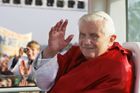 Papež pomáhá po povodních, severu Čech dal 25 tisíc eur
